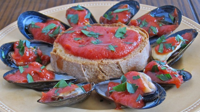 Father’s Day: Mussels with Hot Tomato Sauce